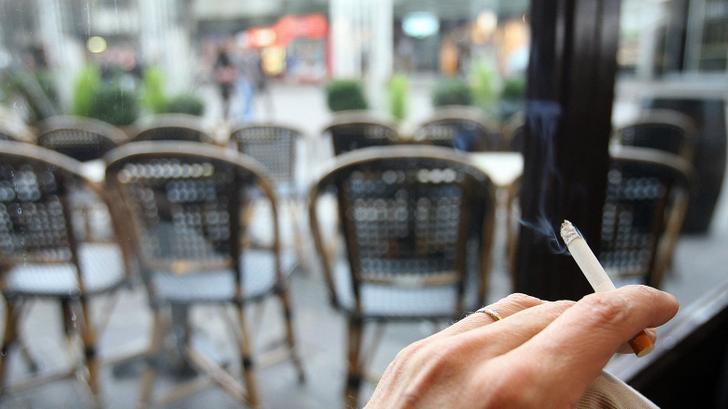 ¿Por qué estos expertos piden la prohibición de fumar en
