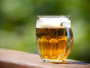 Ola de calor: beber una cerveza fría para hidratarse, ¿por