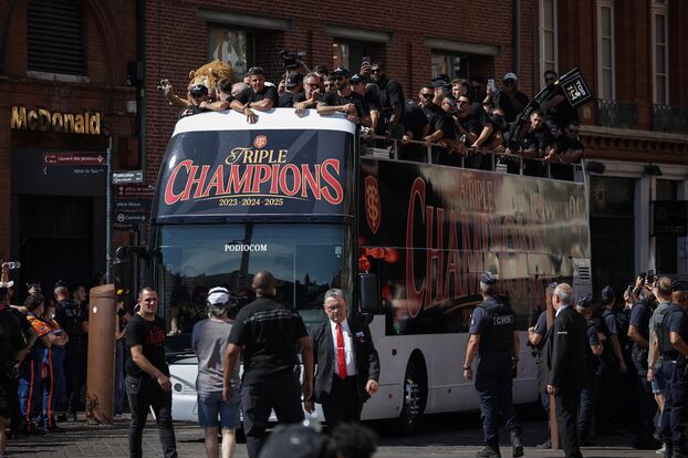 Les champions de France ont paradé sur un bus à impérial.