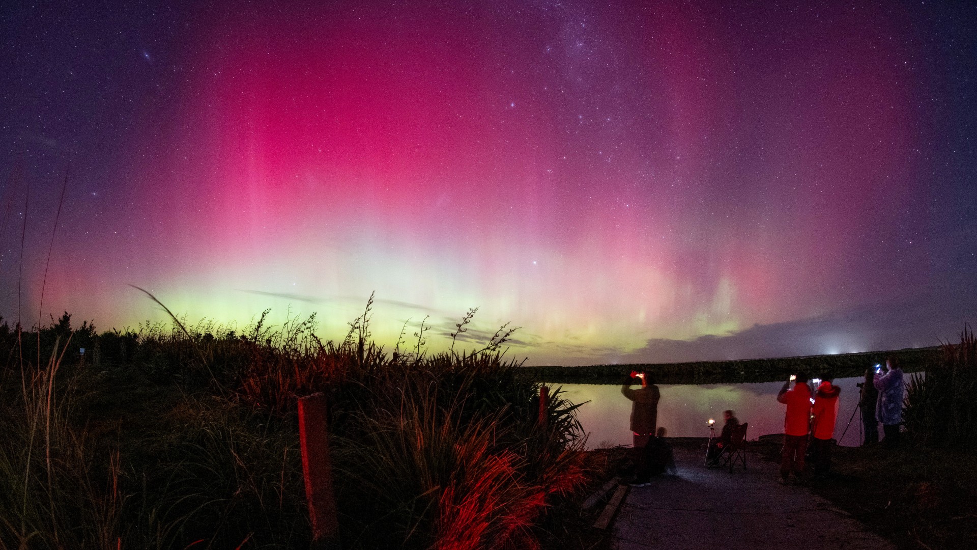 Increíbles auroras deleitan a los observadores de estrellas en Nueva
