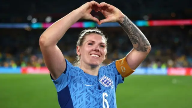 Millie Bright en acción