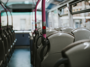 Acutamente golpeado por un conductor ebrio, el chófer del autobús