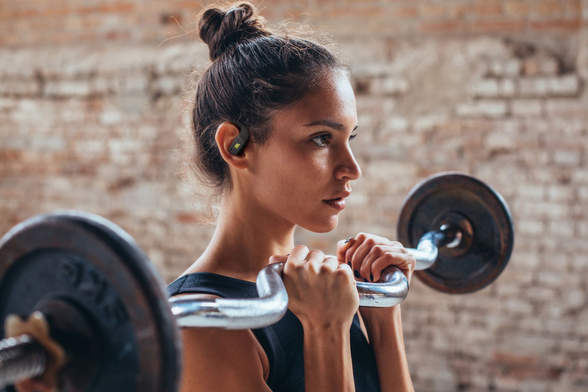 Auriculares abiertos e IP68 para deportistas aventureros.