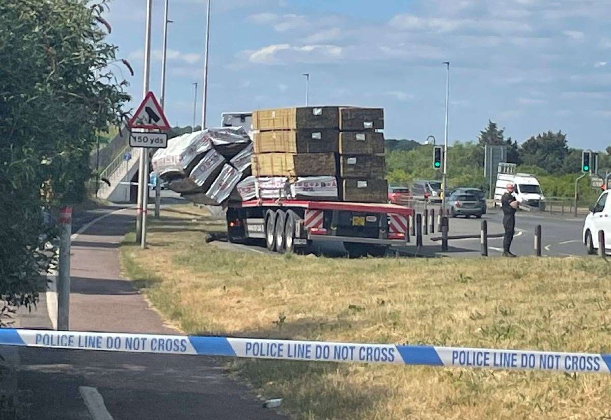 Carga cae de un vehículo en la rotonda de Upnor