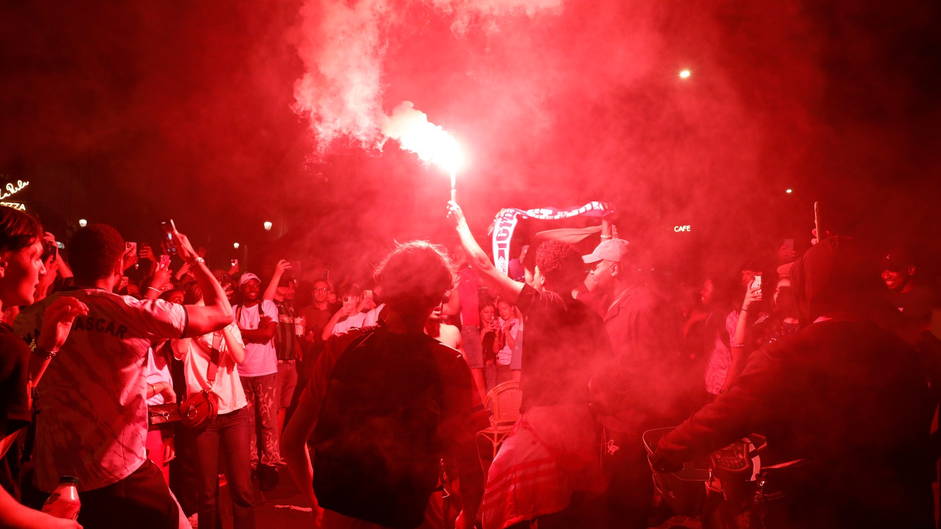 Cientos de detenidos en violentos enfrentamientos en París mientras los