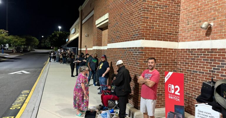 Cientos hacen fila durante horas en Best Buy en Cary