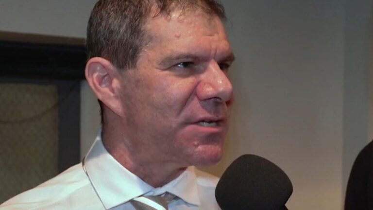 Dave Meltzer Opina Sobre las Sorprendentes Salidas de WWE: R-Truth
