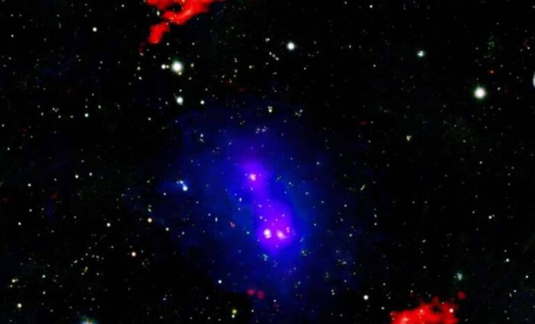 Dos cúmulos de galaxias están en curso de colisión, revela