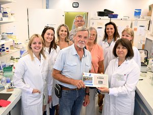 El "Caminante de gran corazón" entrega un cheque de 4000€