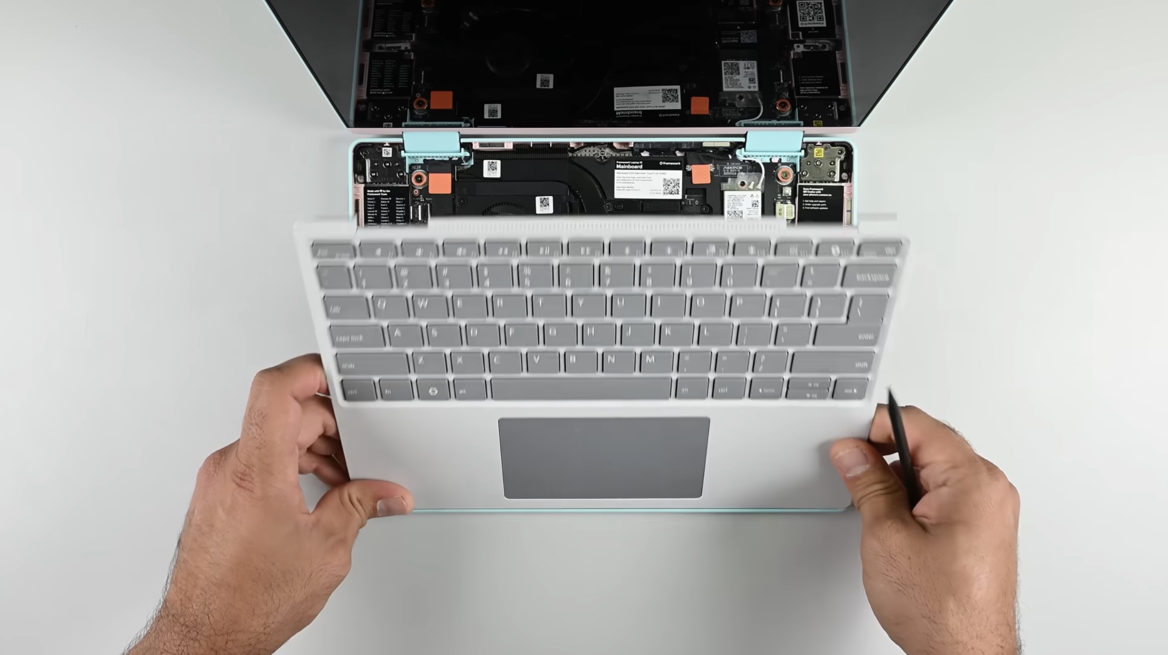 El Framework Laptop 12 es aún más fácil de reparar