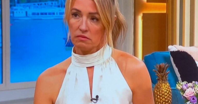 El atuendo 'medio desnudo' de Cat Deeley genera reacciones entre