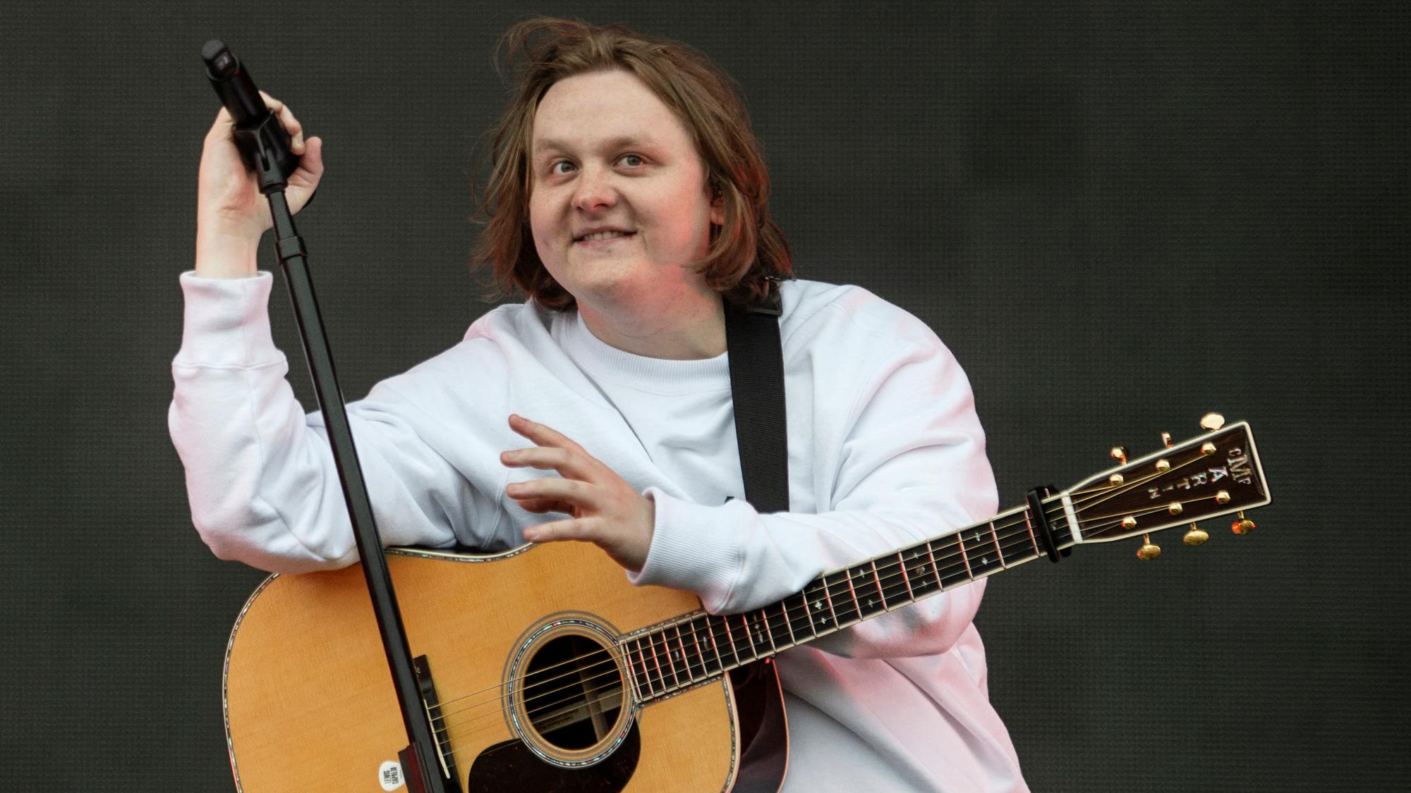 El emotivo regreso de Lewis Capaldi al escenario en Glastonbury: