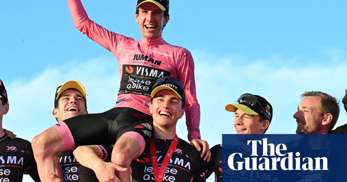 El ganador del Giro de Italia Simon Yates celebra un