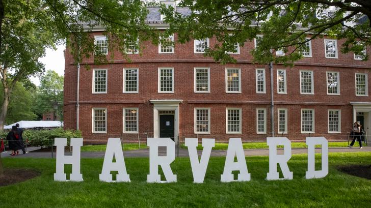 El gobierno de Trump arremete de nuevo contra Harvard con