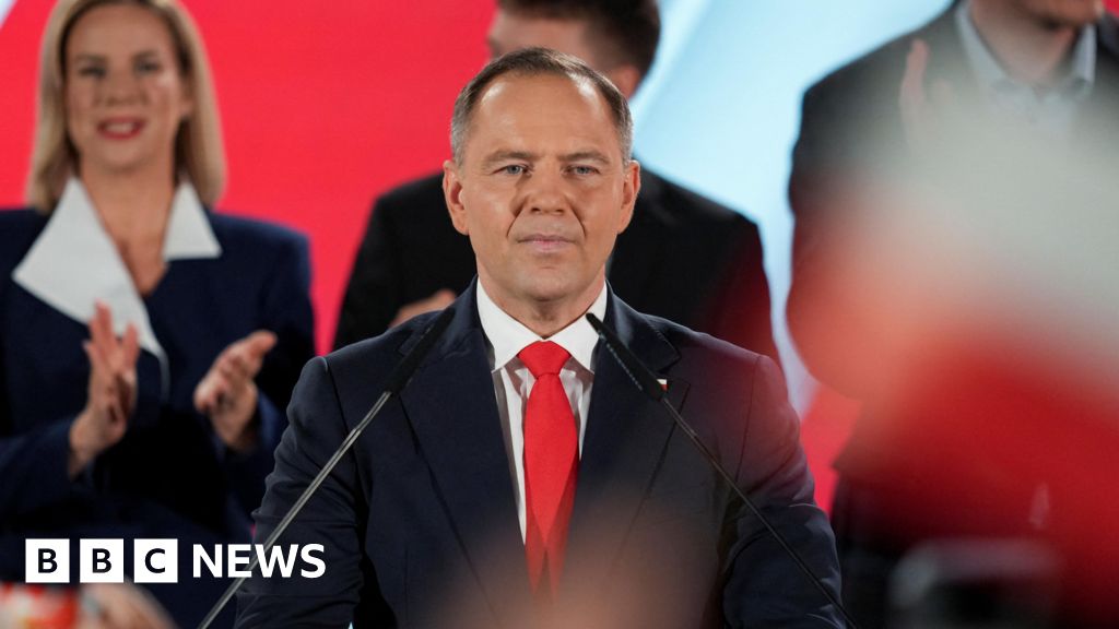 El historiador conservador Nawrocki gana la votación presidencial.