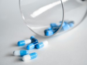 Él introduce una píldora abortiva en la bebida de su