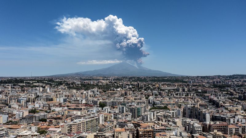 El monte Etna en Italia entra en erupción, lanzando una