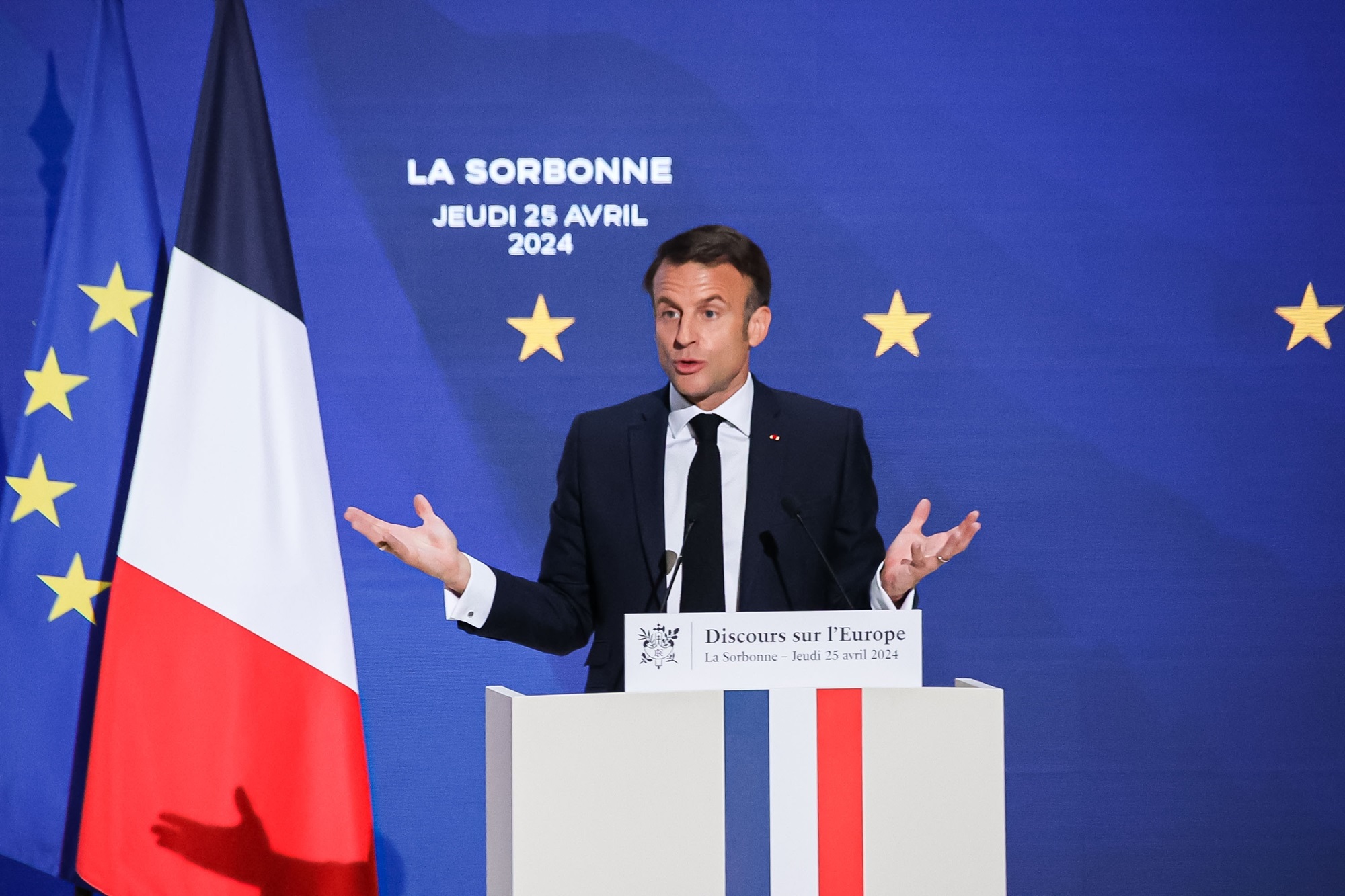Emmanuel Macron quiere prohibir rápidamente las redes sociales para menores