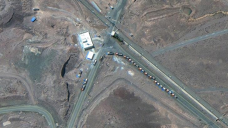 Esta imagen satelital muestra camiones cerca del sitio nuclear iraní de Fordo antes de las frappes.