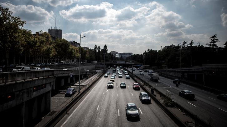 En París, los automovilistas son invitados este lunes a dejar