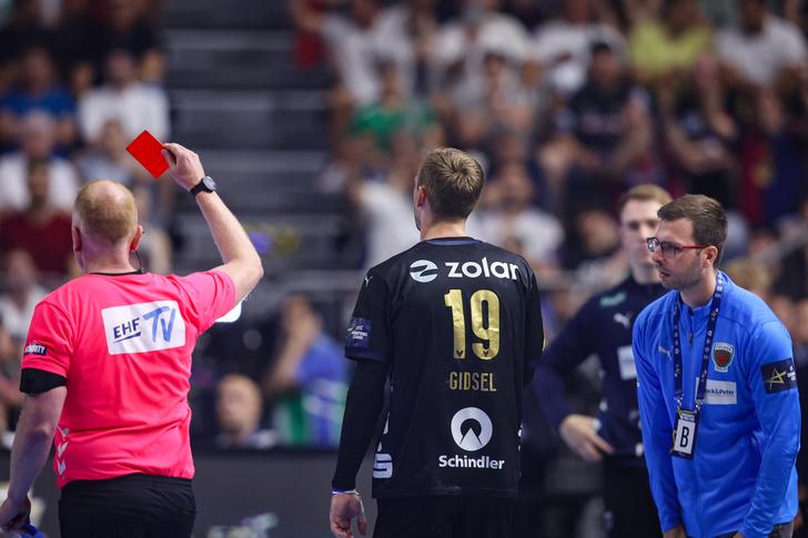 En esta acción, el jugador de balonmano Mathias Gidsel se