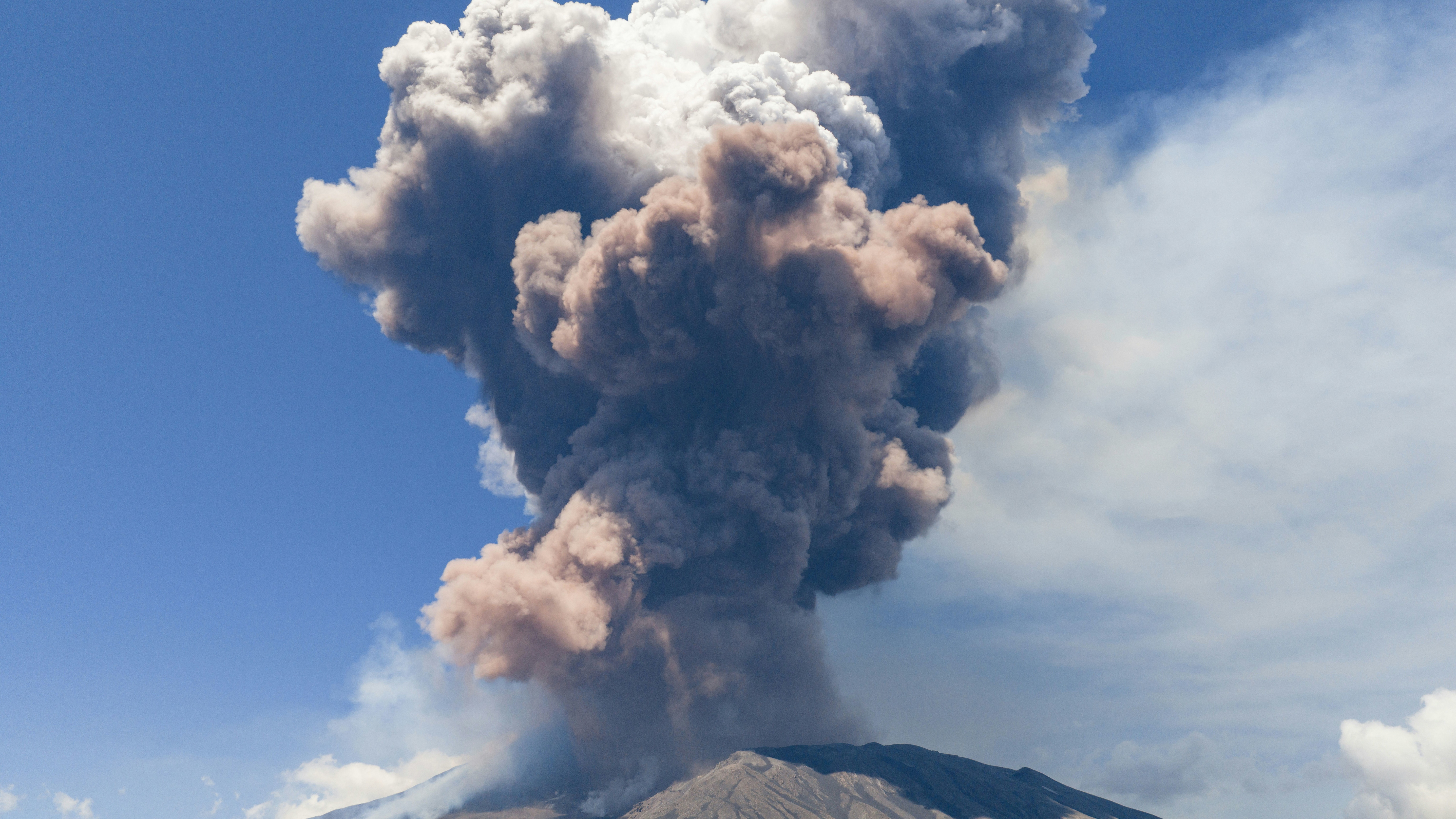 Eruptión del Monte Etna en imágenes: Observa desde diferentes ángulos