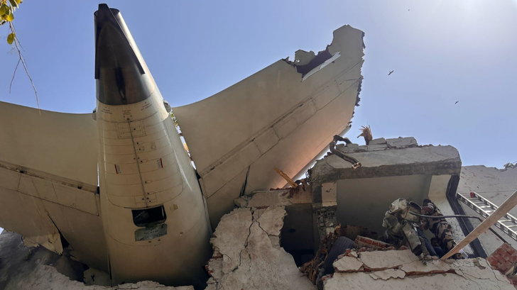 Estas impresionantes fotos de los escombros del avión en pleno