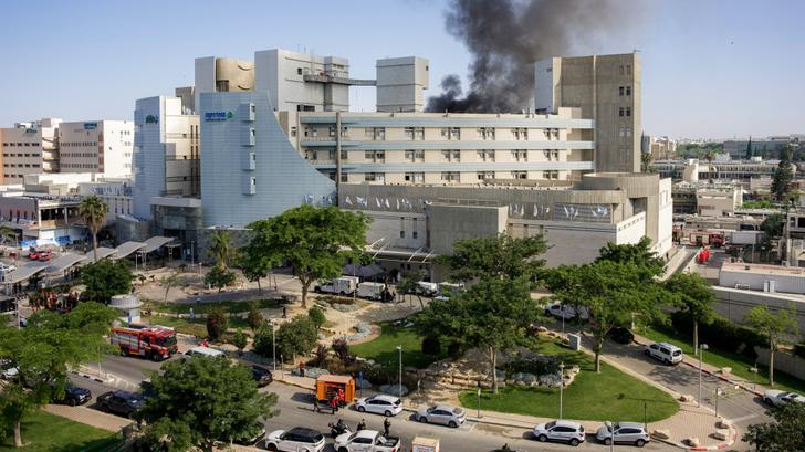 De la fumée s’échappant d’un bâtiment de l’hôpital Soroka à Beersheva, dans le sud d’Israël, à la suite d’une attaque de missile iranienne, le 19 juin 2025.