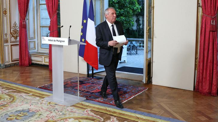 François Bayrou amenazado de censura en varios frentes, desde el