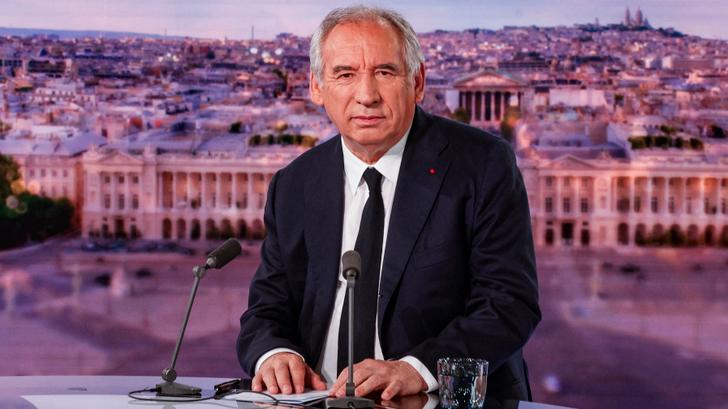 Frente a la "cultura del cuchillo", Bayrou se niega a