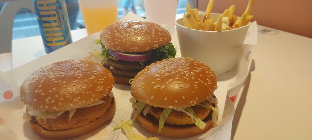 Hamburguesa de camarones, poutine y bubble tea... McDonald's presenta nuevas