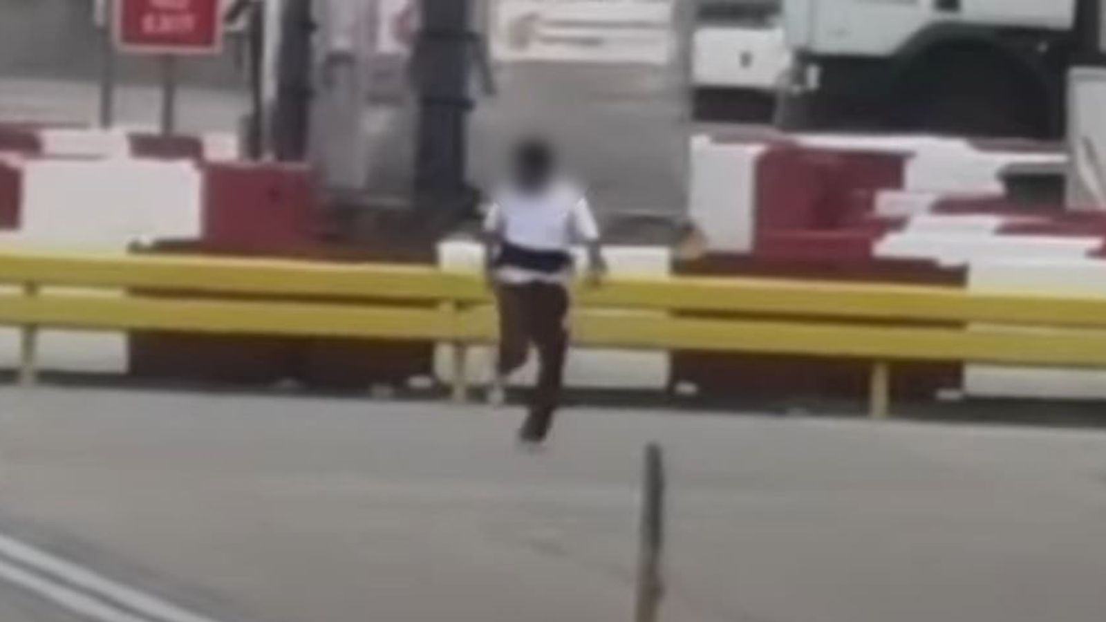Hombre perseguido en la pista del aeropuerto de Heathrow cerca