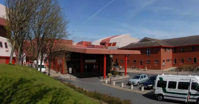 Hospital de Merseyside luchando contra el brote de virus un