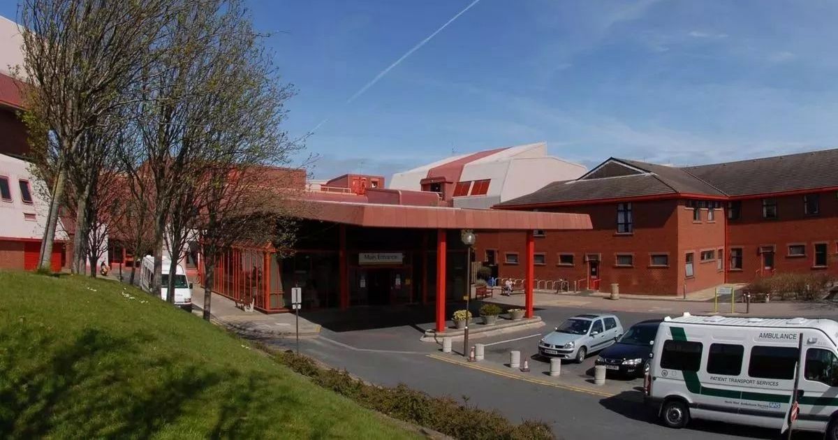 Hospital de Merseyside luchando contra el brote de virus un