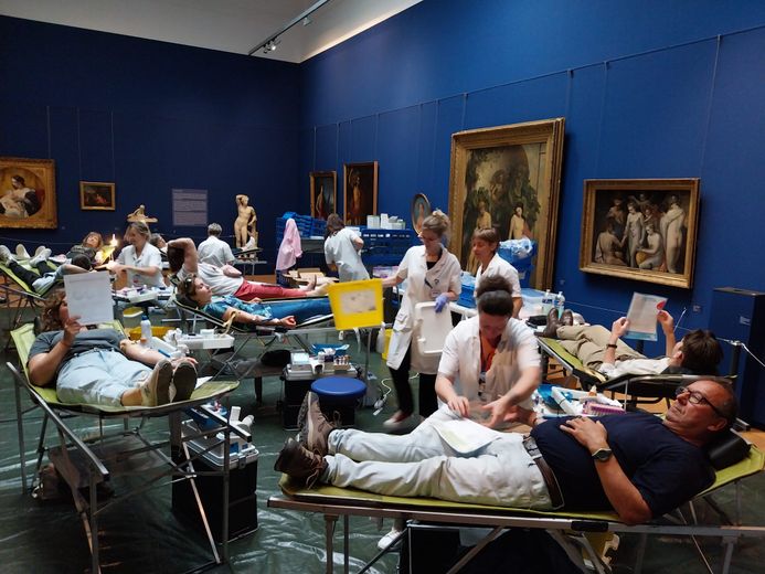 INSÓLITO. Se apresuran a donar sangre entre los cuadros: la