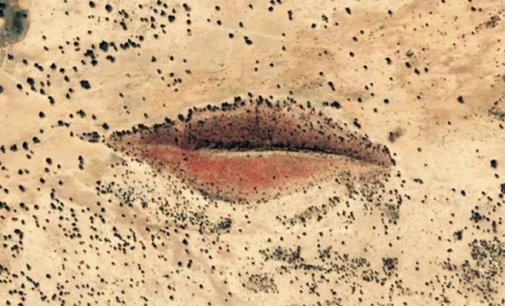 Imágenes de satélite capturan una estructura misteriosa que parece labios