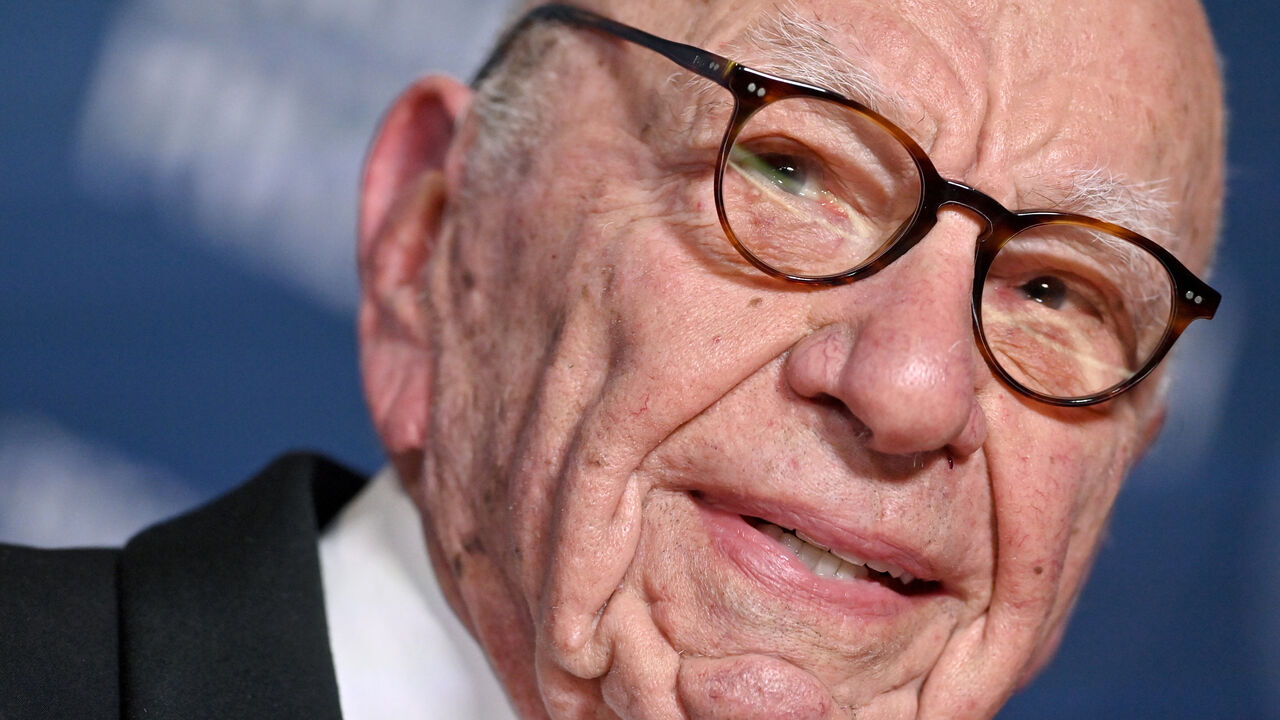 Incluso mientras los Murdoch se enfrentan amargamente, su imperio prospera.