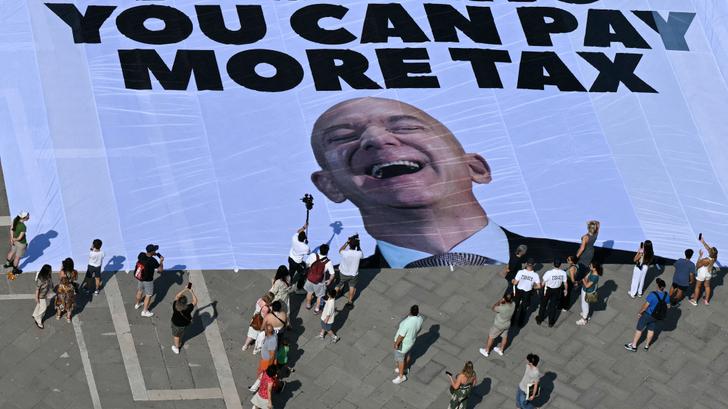 Jeff Bezos hace un gran cheque para intentar calmar los