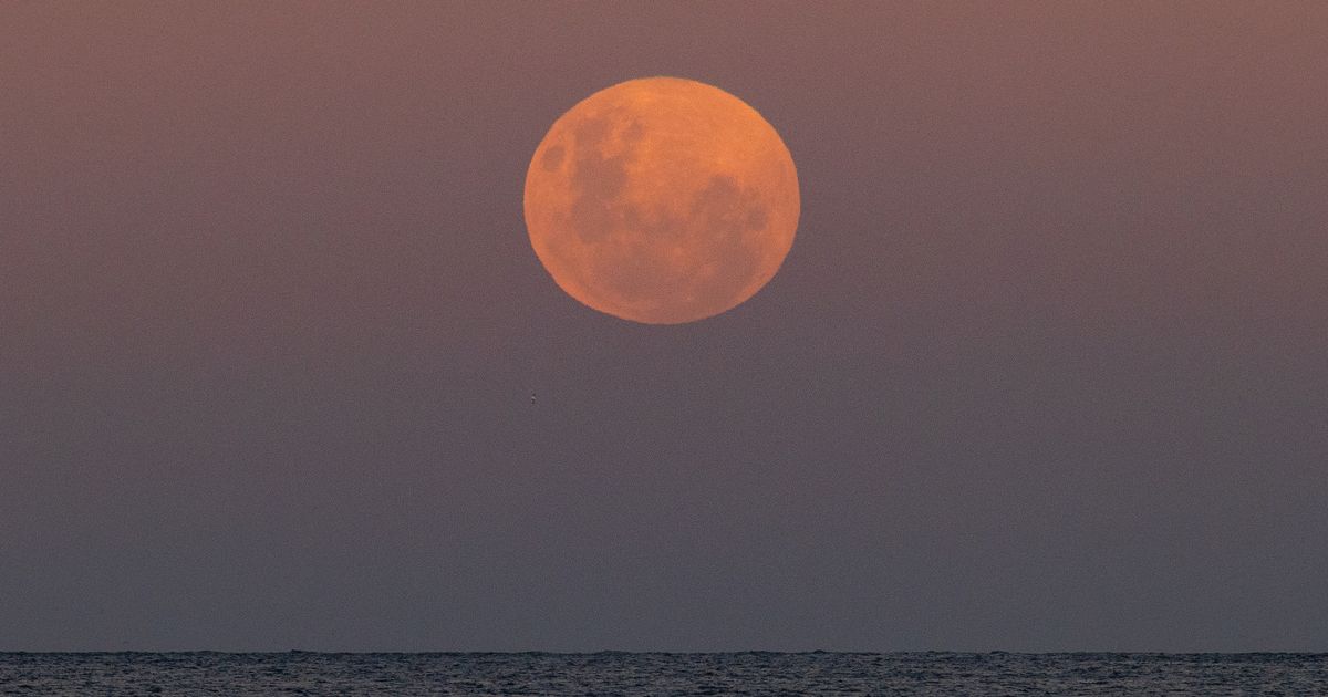 La 'Luna de Fresa' de junio se elevará en una