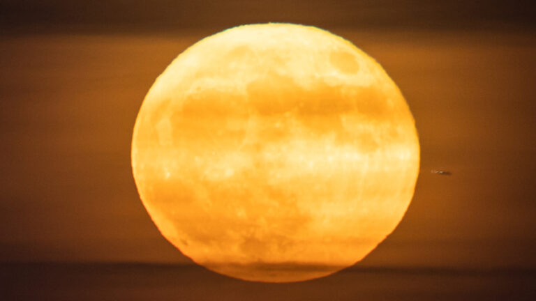 La 'Luna de Fresa' llena de junio ilumina el cielo