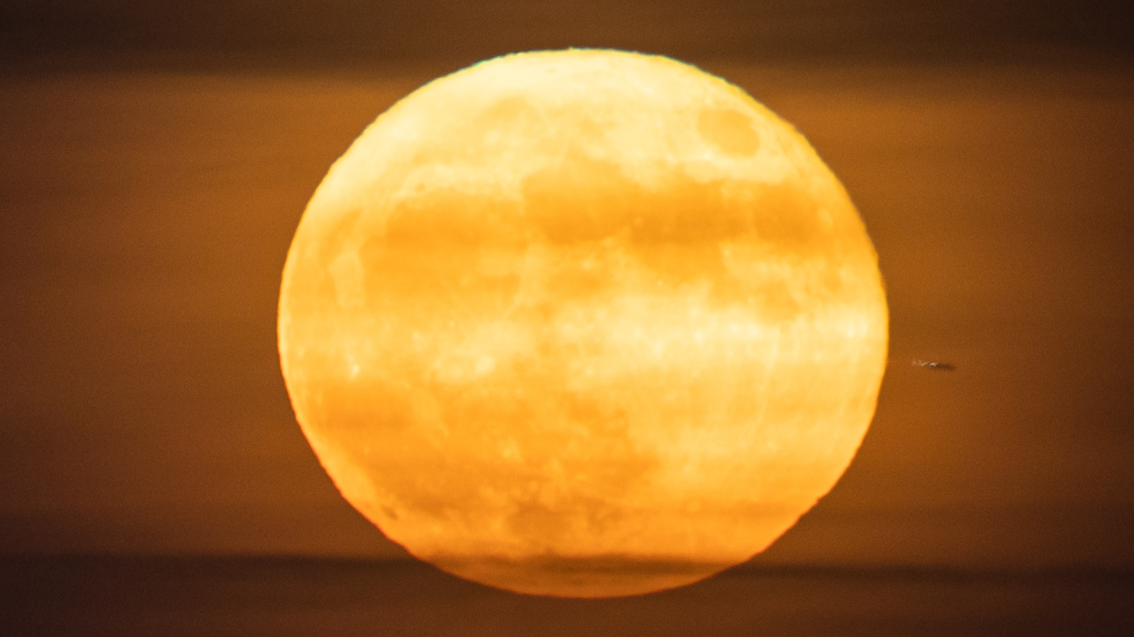 La 'Luna de Fresa' llena de junio ilumina el cielo