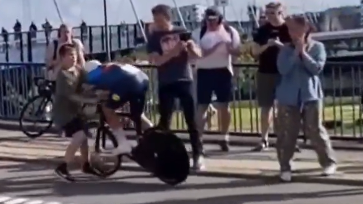 La espectacular colisión entre Mads Pedersen y un niño en