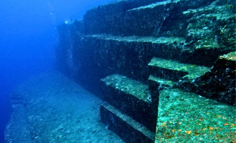 La 'pirámide' submarina de Japón de 10,000 años sigue siendo