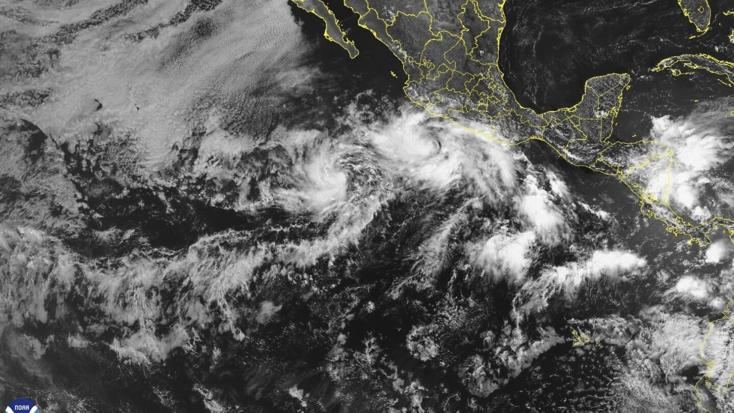 La tormenta tropical Barbara se intensifica frente a la costa