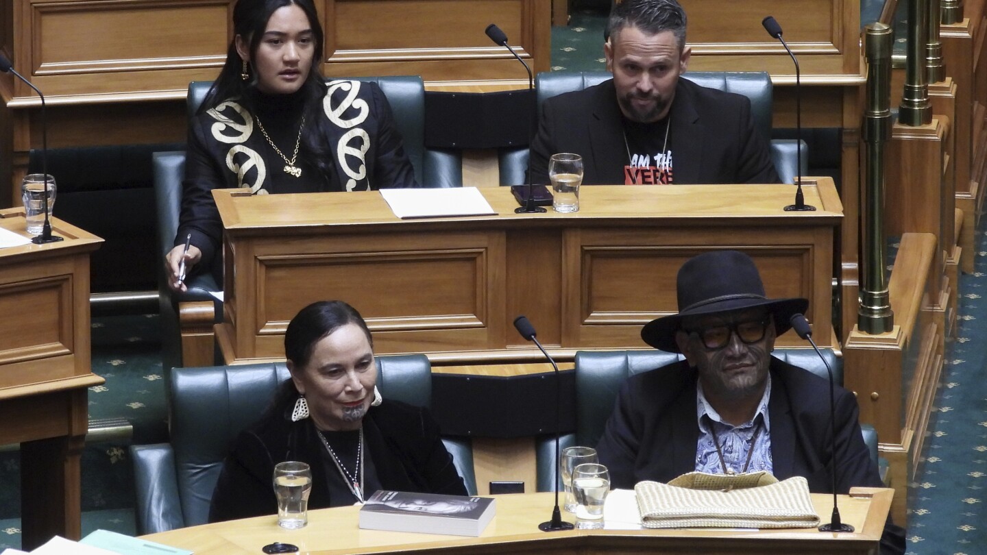 Legisladores de Nueva Zelanda suspendidos por protesta haka Māori.