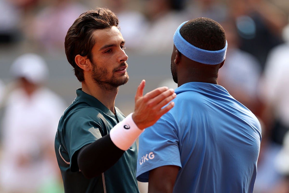 Lorenzo Musetti evita la descalificación en Roland Garros tras patear