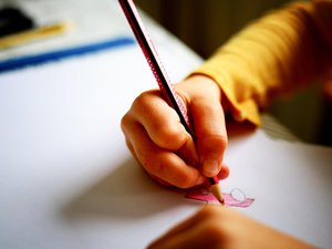 Los pantallas para los niños menores de tres años, se