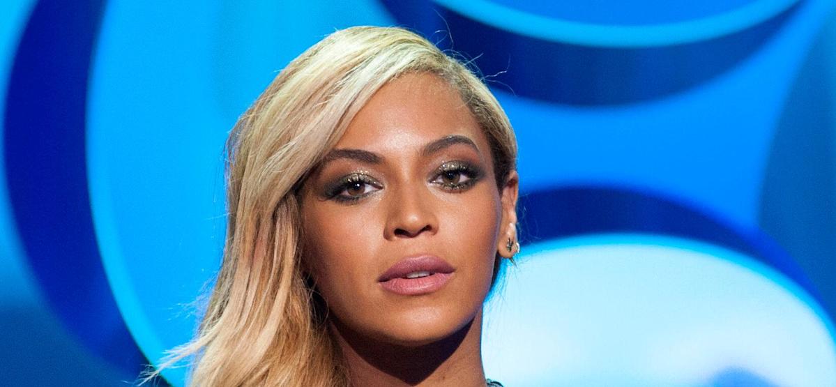 Los pantalones de Beyoncé se caen en plena actuación, pero