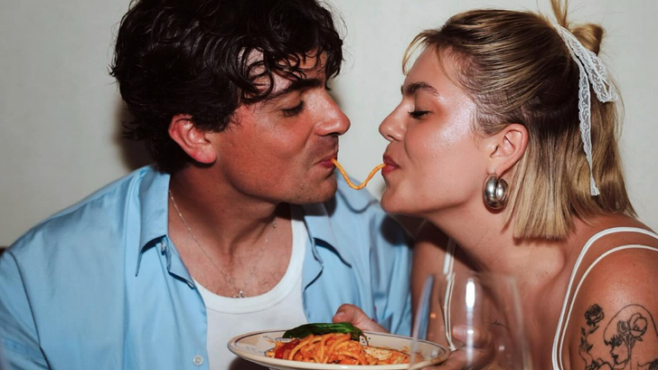 Louane y su futuro marido Florian Rossi recrean esta escena