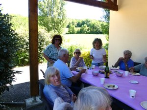 Merienda festiva en la casa compartida: un momento de convivencia